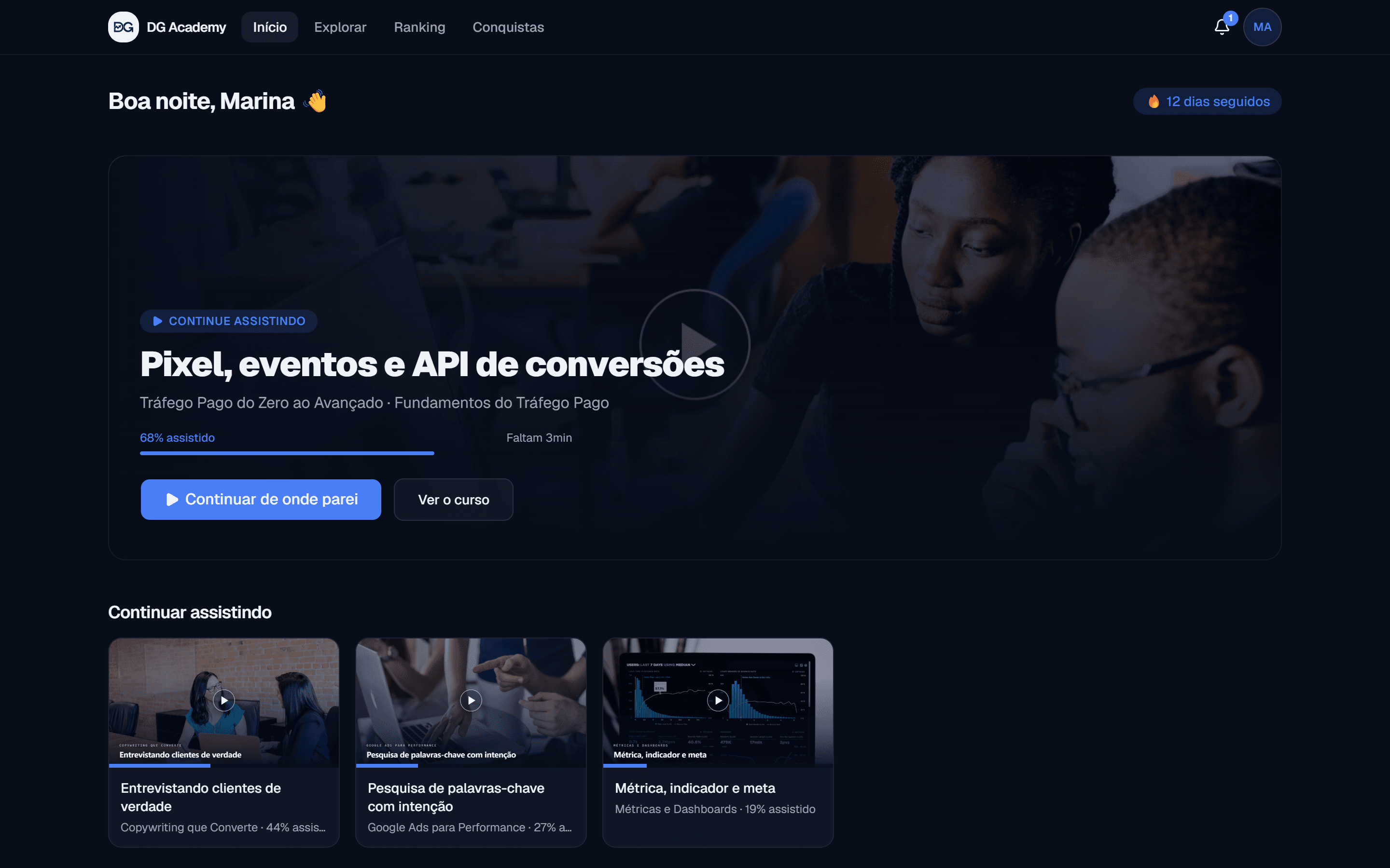 Catálogo da DG Academy, com destaque no topo e trilhos por categoria
